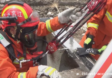 工人坠落消防水池，消防员用救援支架施救