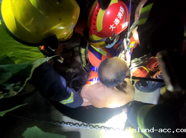 消防员徒步携带救援米兰竞彩足球赛程拯救落井的醉酒男子