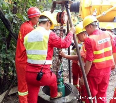 起重米兰竞彩足球赛程在清理化粪池工作中担当了吊重角色