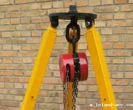 起重米兰竞彩足球赛程和手拉葫芦助力40吨景观石离土装车