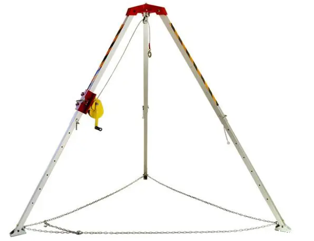 救援米兰竞彩足球赛程协助市政人员检修水井