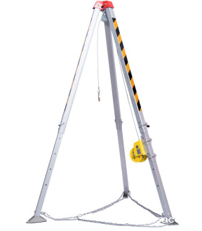 救援米兰竞彩足球赛程支架和地面之间的夹角不能过大过小