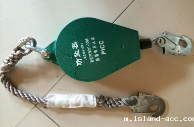 高空作业惊险一幕，十二楼无防具擦外窗玻璃